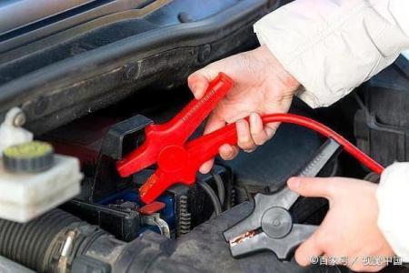 车辆没电救援_汽车没电了救援_车子没电了叫救援车